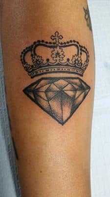 tatuajes de diamantes con coronas para hombres