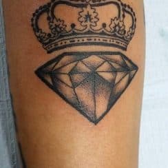 Simbolicos diseños en tatuajes de diamantes con coronas