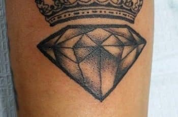 Simbolicos diseños en tatuajes de diamantes con coronas