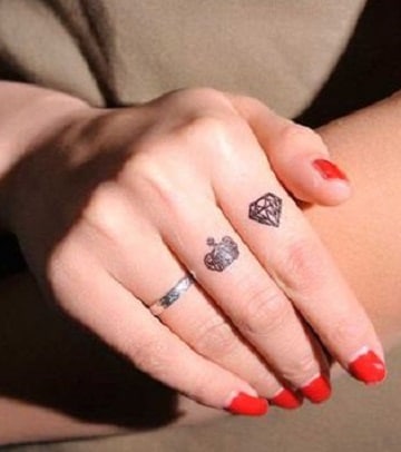 tatuajes de diamantes con coronas pequeños