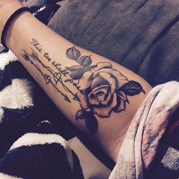 tatuajes de flechas con corazones en el brazo