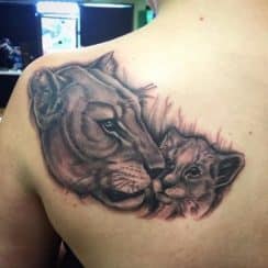 La familia en los tatuajes de leonas con sus cachorros