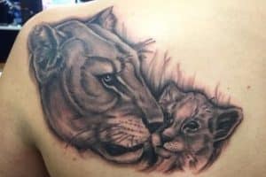 tatuajes de leonas con sus cachorros en la espalda