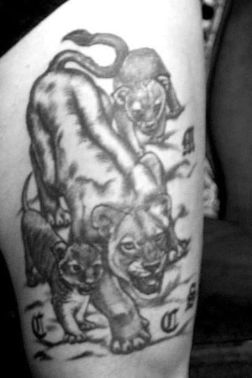 tatuajes de leonas con sus cachorros para hombres