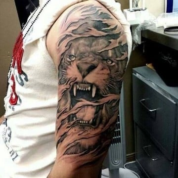 tatuajes de leones rugiendo en el brazo