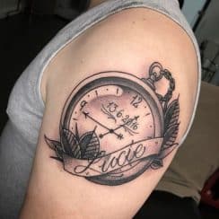 Diseños simbolicos tatuajes de relojes con nombres