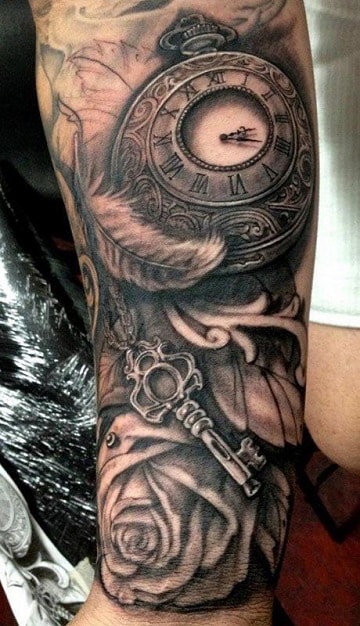 tatuajes de rosas y reloj en el brazo