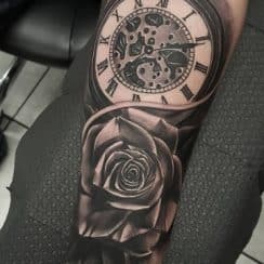 Diseños originales de tatuajes de rosas y reloj