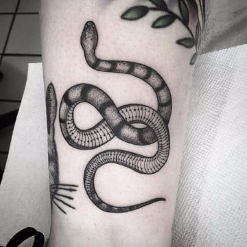 tatuajes de serpientes para hombres sencillos