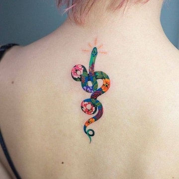 tatuajes de serpientes para mujeres en la espalda