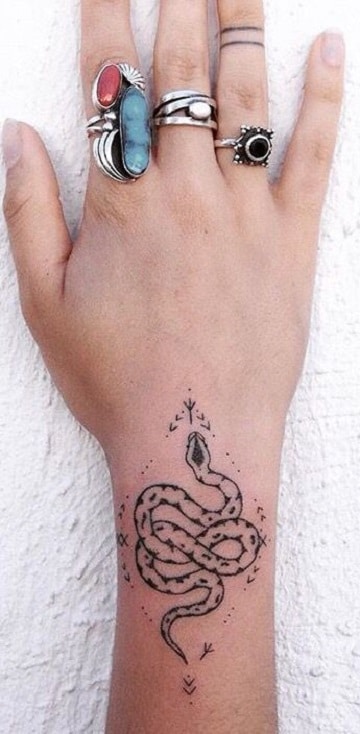 tatuajes de serpientes para mujeres en la mano