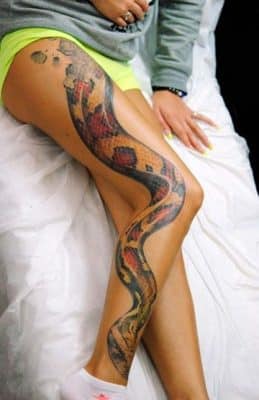 tatuajes de serpientes para mujeres en la pierna