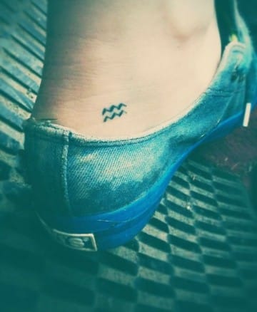 tatuajes del signo acuario en el pie