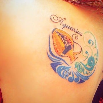 tatuajes del signo acuario en la espalda