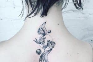 tatuajes del signo piscis en la espalda