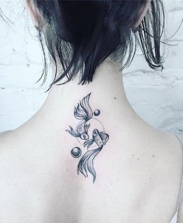 tatuajes del signo piscis en la espalda