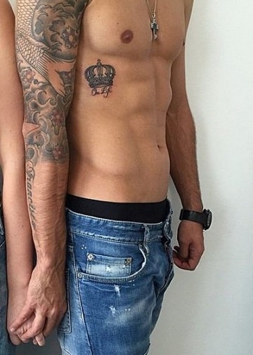 tatuajes en la cintura para hombres pequeños