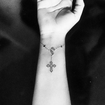 tatuajes religiosos pequeños rosario