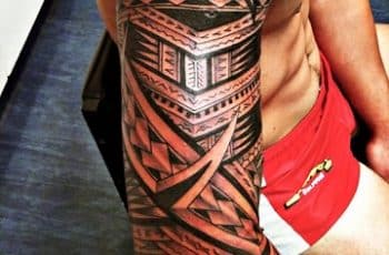 Tamaños de tribales y tatuajes samoanos en el brazo