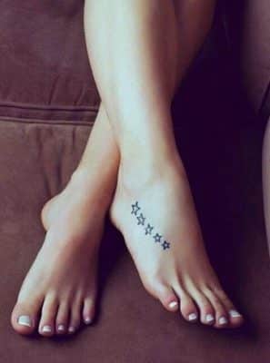 fotos de tatuajes de estrellas en el pie