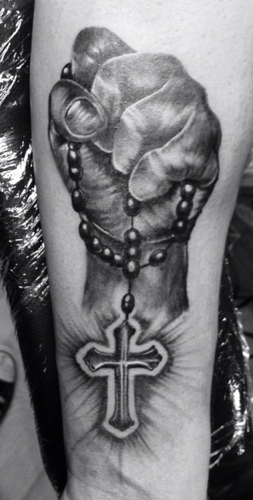 imagenes de tatuajes de rosarios sostenido en una mano