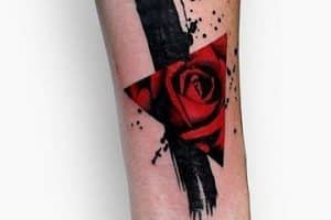 tattoos de rosas en el brazo modernas