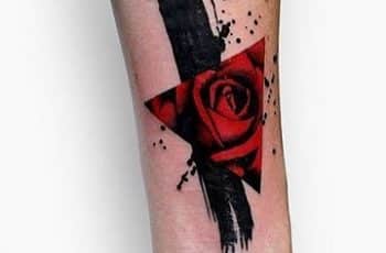 Tradicionales y coloridos tattoos de rosas en el brazo