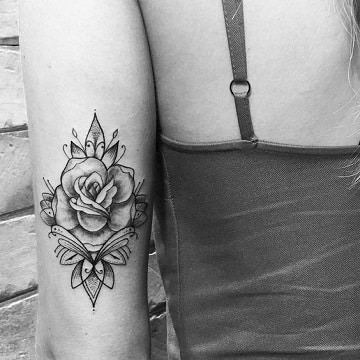 tattoos de rosas en el brazo para mujeres