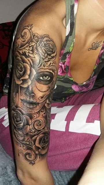 tatuajes de catrinas con rosas en el brazo