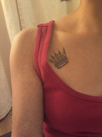 tatuajes de coronas en el pecho para chicas
