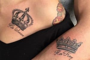 tatuajes de coronas en el pecho parejas