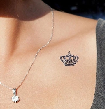tatuajes de coronas en el pecho pequeños