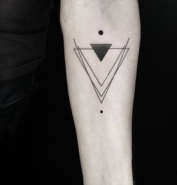 tatuajes de figuras geometricas en el brazo