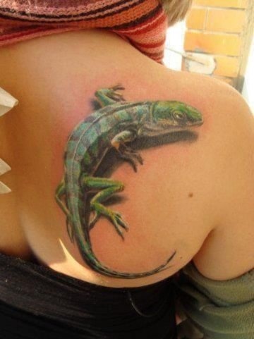 tatuajes de iguanas para mujeres en el hombro