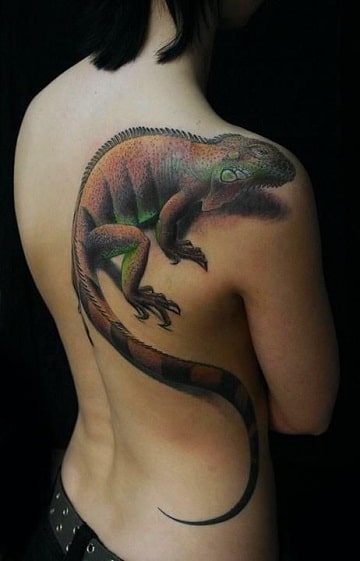 tatuajes de iguanas para mujeres en la espalda