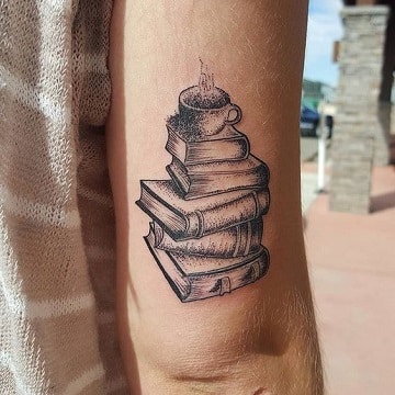 tatuajes de libros para mujeres en el codo