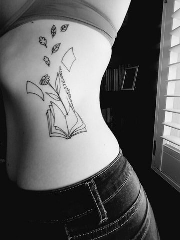 tatuajes de libros para mujeres en la cintura
