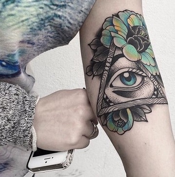 tatuajes de ojos en el brazo para mujer