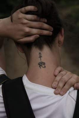 tatuajes de proteccion y buena suerte en el cuello