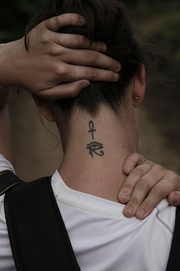 tatuajes de proteccion y buena suerte en el cuello