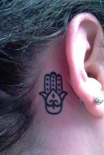 tatuajes de proteccion y buena suerte en la oreja