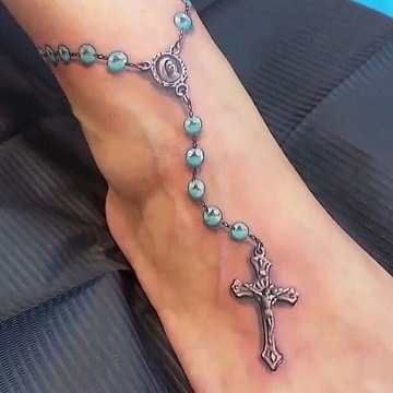 tatuajes de rosarios en 3d en el pie