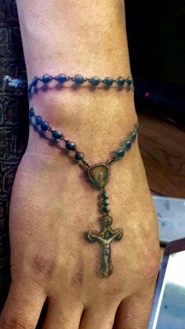 tatuajes de rosarios en 3d en la mano