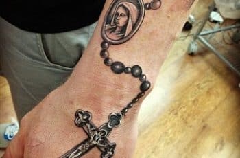 Diversos tatuajes de rosarios en el antebrazo