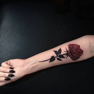 tatuajes de rosas en los brazos a colores