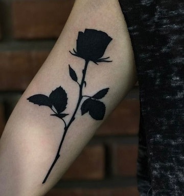 tatuajes de rosas en los brazos color negro