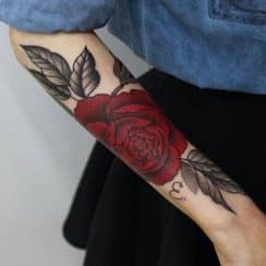 Tradicionales tatuajes de rosas en los brazos