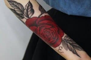 tatuajes de rosas en los brazos para mujeres