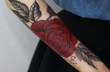 Tradicionales tatuajes de rosas en los brazos