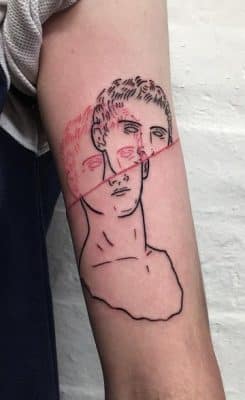 tatuajes de rostros en el brazo de famosos